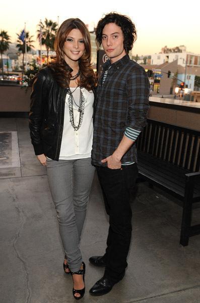 Jackson Rathbone Resimleri J-A-jackson-rathbone-and-ashley-greene-3633498-397-600