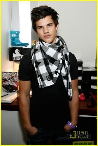 Jacob. How-sexy-is-that-jacob-black-3607627-335-500