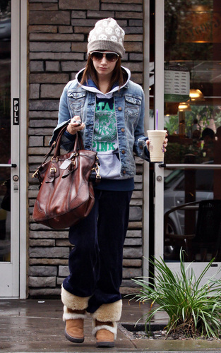 Ashley leaving Coffee Bean & Tea Leaf - January 23 2009 Ashley-ashley-tisdale-3714526-313-500