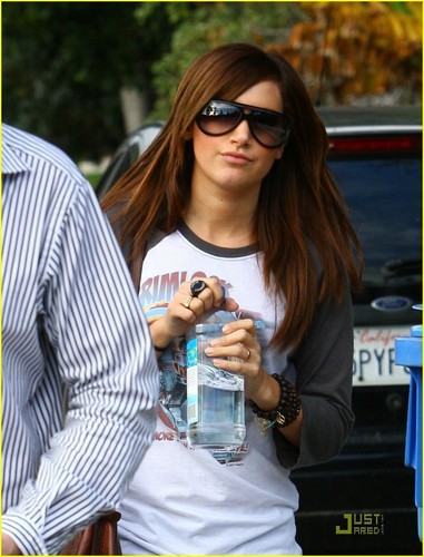 Ashley meeting with her agent in Hollywood - January 24 2009 Ashley-ashley-tisdale-3746244-381-500