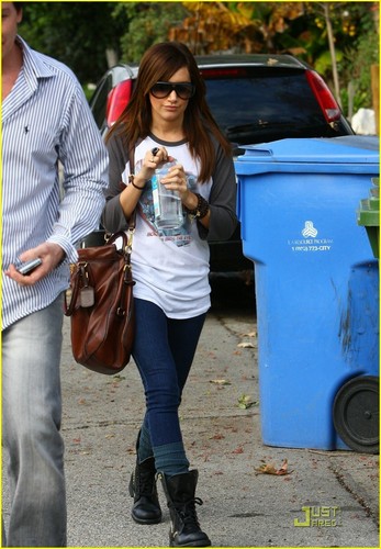 Ashley meeting with her agent in Hollywood - January 24 2009 Ashley-ashley-tisdale-3746250-347-500