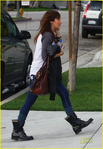 Ashley meeting with her agent in Hollywood - January 24 2009 Ashley-ashley-tisdale-3746254-347-500