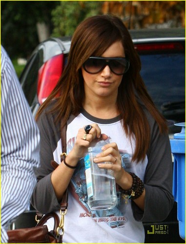 Ashley meeting with her agent in Hollywood - January 24 2009 Ashley-ashley-tisdale-3746270-381-500