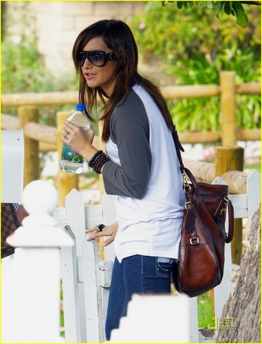 Ashley meeting with her agent in Hollywood - January 24 2009 Ashley-ashley-tisdale-3746273-381-500