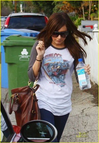 Ashley meeting with her agent in Hollywood - January 24 2009 Ashley-ashley-tisdale-3746276-347-500