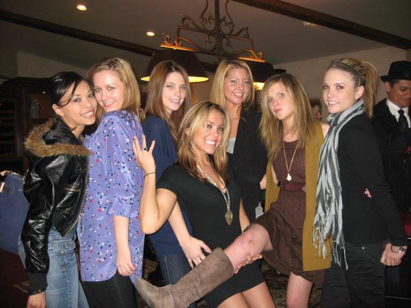 Ash's Fotoalbum - Seite 3 Ashley-candids-with-friends-ashley-greene-3806818-600-450