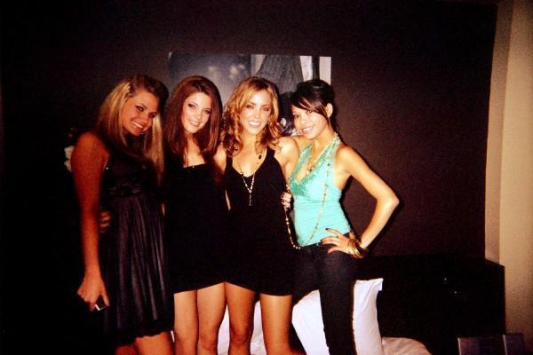 Ash's Fotoalbum - Seite 3 Ashley-candids-with-friends-ashley-greene-3806821-600-400