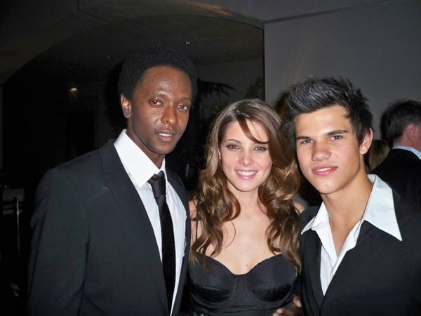 Ash's Fotoalbum - Seite 3 Ashley-candids-with-friends-ashley-greene-3807062-600-450