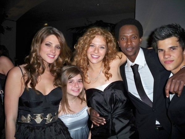 Ash's Fotoalbum - Seite 3 Ashley-candids-with-friends-ashley-greene-3807066-600-450