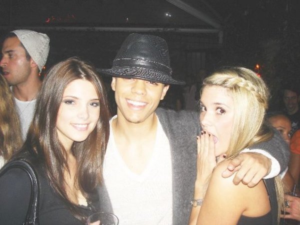 Ash's Fotoalbum - Seite 2 Ashley-candids-with-friends-ashley-greene-3807108-600-450