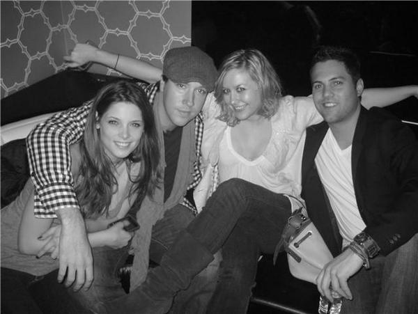 Ash's Fotoalbum - Seite 2 Ashley-candids-with-friends-ashley-greene-3807130-600-451