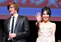 Zanessa at Tokyo Premiere Zanessa-Tokyo-Premiere-zac-efron-and-vanessa-hudgens-3838312-250-175