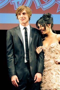 Zanessa at Tokyo Premiere Zanessa-Tokyo-Premiere-zac-efron-and-vanessa-hudgens-3838316-250-375