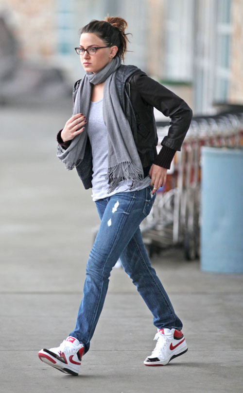 Nikki Reed. Nikki-Reed-Vancouver-Airport-twilight-series-4926423-500-810