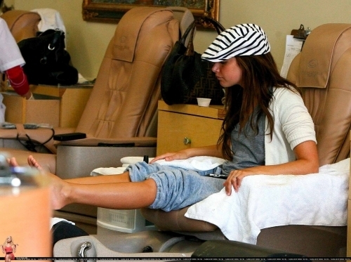 Ashley gets her nails done at a nail salon in Toluca Lake - March 20 2009 Ashley-ashley-tisdale-5048980-500-373