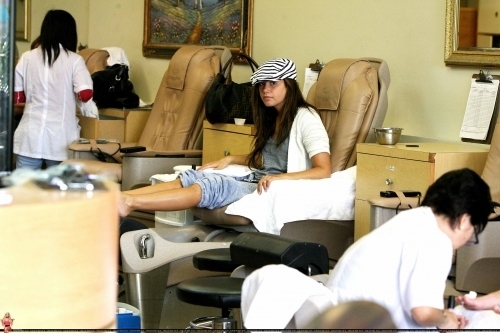 Ashley gets her nails done at a nail salon in Toluca Lake - March 20 2009 Ashley-ashley-tisdale-5048989-500-333