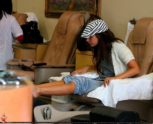 Ashley gets her nails done at a nail salon in Toluca Lake - March 20 2009 Ashley-ashley-tisdale-5048994-500-406