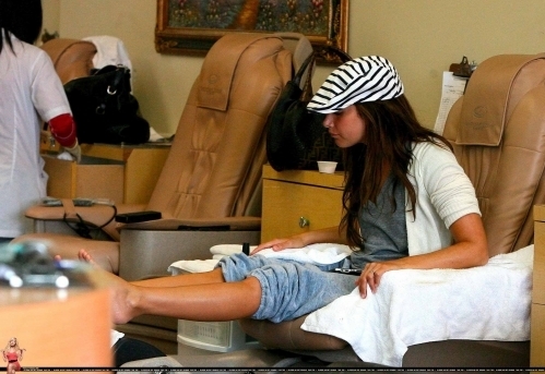 Ashley gets her nails done at a nail salon in Toluca Lake - March 20 2009 Ashley-ashley-tisdale-5048998-499-343