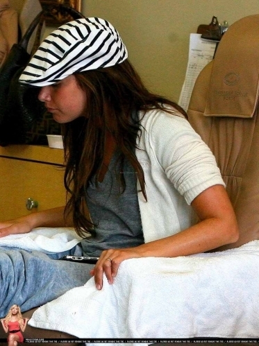 Ashley gets her nails done at a nail salon in Toluca Lake - March 20 2009 Ashley-ashley-tisdale-5049018-373-499