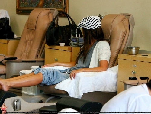 Ashley gets her nails done at a nail salon in Toluca Lake - March 20 2009 Ashley-ashley-tisdale-5049032-500-377