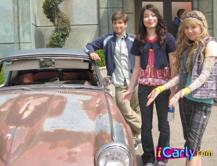 مسلسل iCarly  رووووعه (صور) Carly-Sam-and-Freddie-and-an-old-junky-car-icarly-5379318-445-340