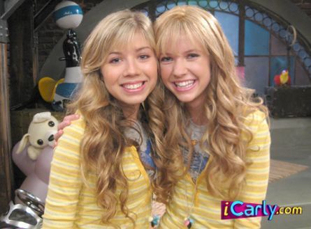 مسلسل iCarly  رووووعه (صور) Sam-and-her-look-alike-icarly-5378732-445-329