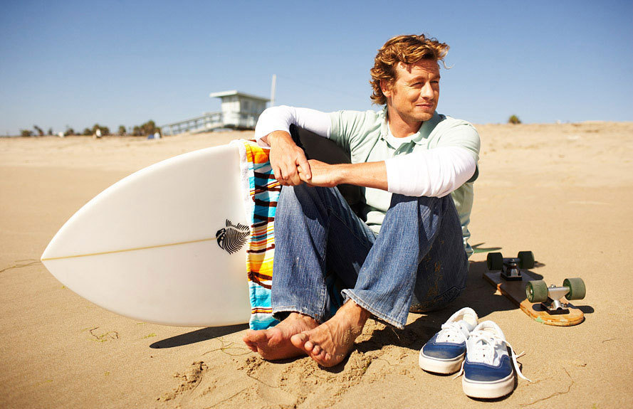 The mentalist - La Série - Page 2 SImon-Baker-Beach-Photoshoot-simon-baker-5484146-889-575