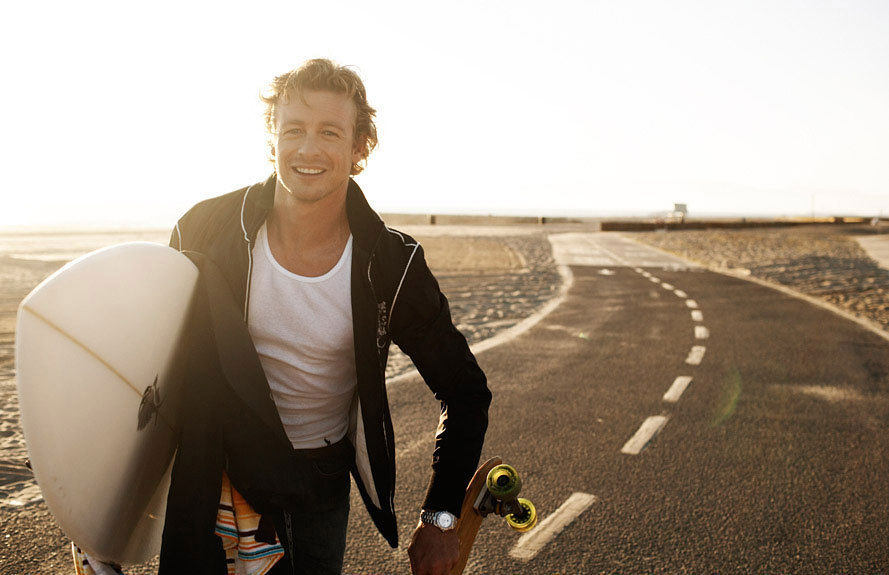 The mentalist - La Série - Page 2 SImon-Baker-Beach-Photoshoot-simon-baker-5484187-889-575