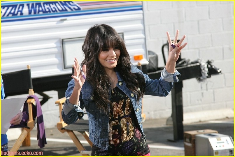 صور نادره نادره فينسا روووعه Behind-the-Scenes-Eko-Red-Photoshoot-vanessa-anne-hudgens-5555190-806-539