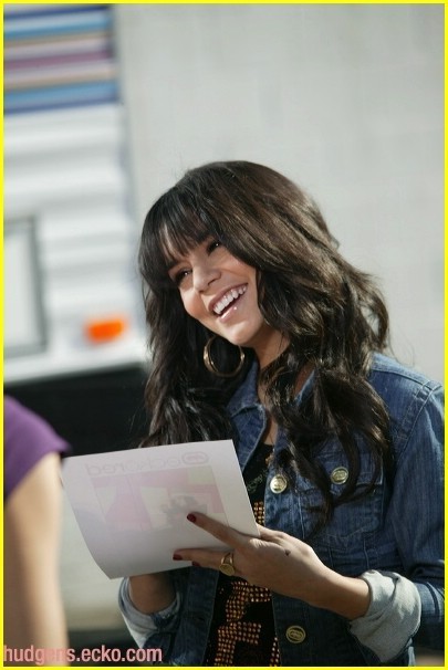 صور نادره نادره فينسا روووعه Behind-the-Scenes-Eko-Red-Photoshoot-vanessa-anne-hudgens-5555216-405-606