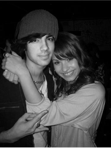 صور   ديمي  وجو Jemi-Photoshopped-jemi-5606508-374-499