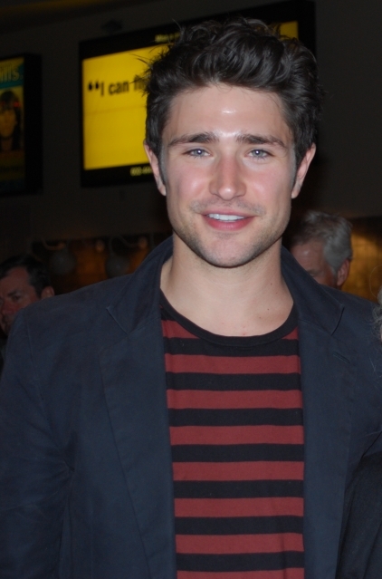 أحلى صور لآحلى Matt Dallas Premiere-of-Baby-siter-Wanted-matt-dallas-5695224-422-639