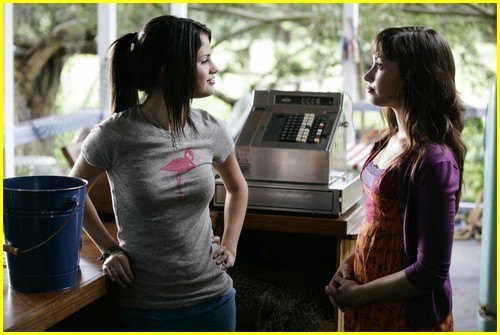 Снимки от филма  Princess-Protection-Program-Promos-selena-gomez-5785864-500-335