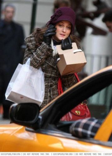 Leighton Meester - Sayfa 2 On-set-leighton-meester-5799356-360-500