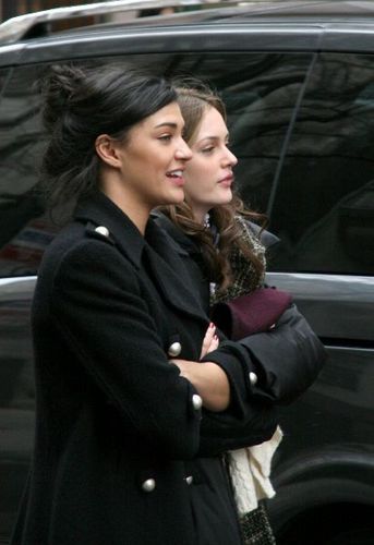 Leighton Meester - Sayfa 2 On-set-leighton-meester-5799423-343-500