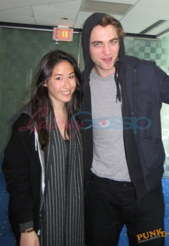 Morimos??? XD ¿y... por que no? - Página 6 Robert-with-fan-and-kristen-robert-pattinson-5986192-343-500