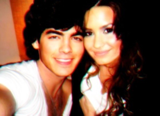 صور   ديمي  وجو Jemi-Photoshopped-jemi-6014164-556-404