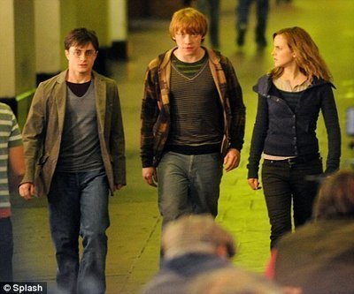 1x03 . ѕιмon ѕaιd... - Página 12 Emma-rupert-and-dan-rupert-grint-and-emma-watson-6016697-400-333