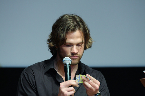 Photos de Jared Padalecki pour Supernatural AHBL-Supernatural-OzCon-Sydney-jared-padalecki-6185427-500-333