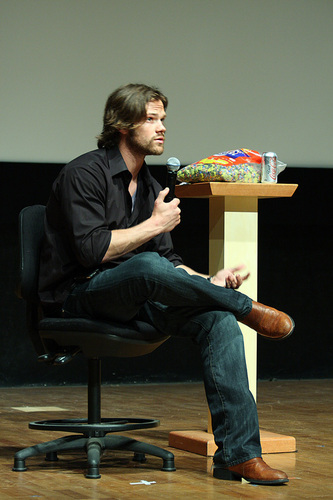 Photos de Jared Padalecki pour Supernatural AHBL-Supernatural-OzCon-Sydney-jared-padalecki-6185435-333-500