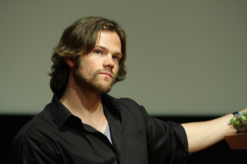 Photos de Jared Padalecki pour Supernatural AHBL-Supernatural-OzCon-Sydney-jared-padalecki-6185440-500-333