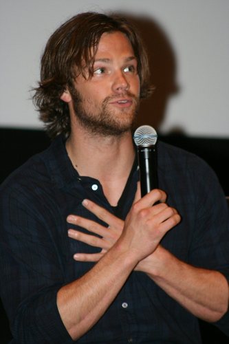 Photos de Jared Padalecki pour Supernatural AHBL-Supernatural-OzCon-Sydney-jared-padalecki-6185461-333-500