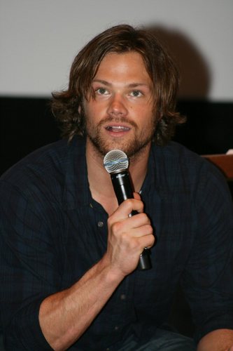 Photos de Jared Padalecki pour Supernatural AHBL-Supernatural-OzCon-Sydney-jared-padalecki-6185471-333-500