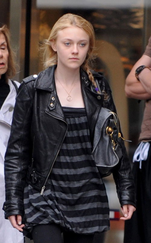 صور داكوتا فانينج Dakota-out-with-Mom-on-Mother-s-Day-dakota-fanning-6129641-500-803