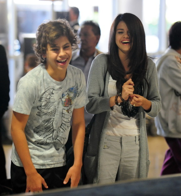 Sel's Fotoalbum Jake-Selena-At-LAX-Airport-selena-gomez-and-jake-t-austin-6174971-581-629