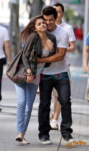 Taylor Lautner na ulici Taylor-Selena-3-twilight-series-6271062-295-500