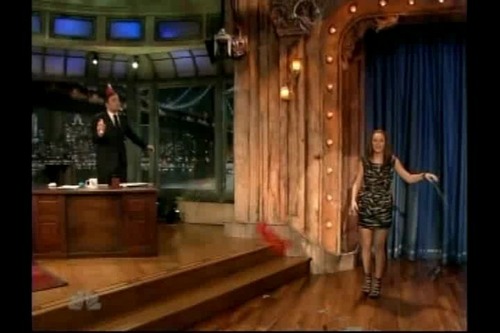 Leighton Meester - Sayfa 4 Leighton-Meester-Late-Night-with-Jimmy-Fallon-leighton-meester-6323689-500-333