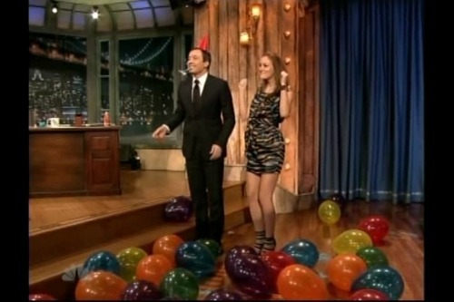 Leighton Meester - Sayfa 4 Leighton-Meester-Late-Night-with-Jimmy-Fallon-leighton-meester-6323701-500-333