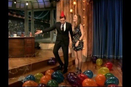 Leighton Meester - Sayfa 4 Leighton-Meester-Late-Night-with-Jimmy-Fallon-leighton-meester-6323704-500-333