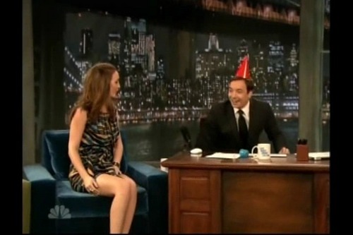 Leighton Meester - Sayfa 4 Leighton-Meester-Late-Night-with-Jimmy-Fallon-leighton-meester-6323713-500-333